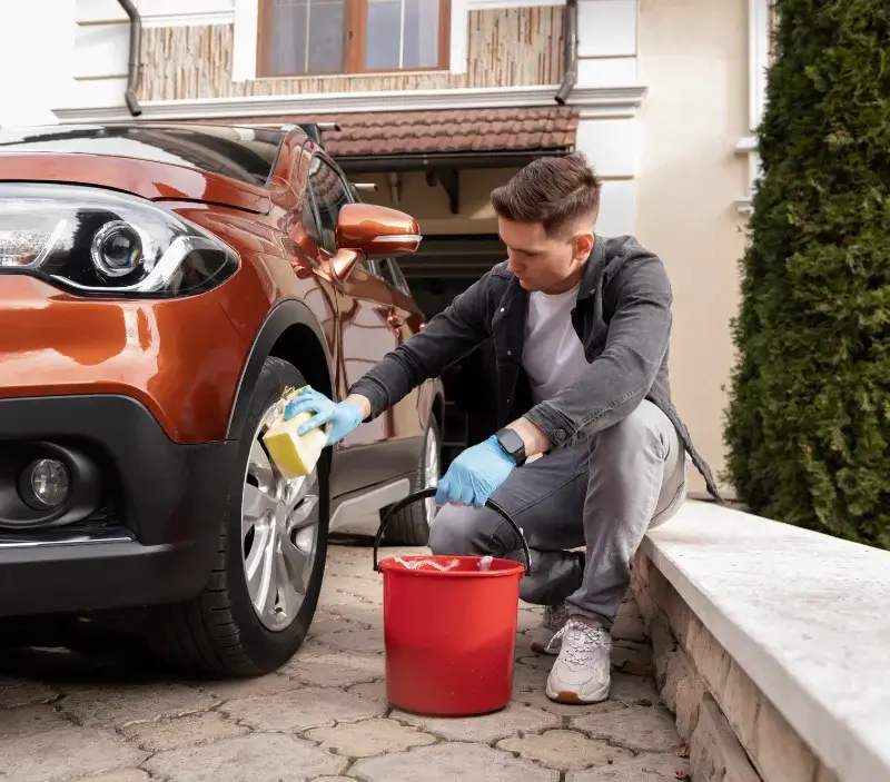 Lavage auto à domicile Camaret-sur-Mer : professionnel intervenant sur un véhicule